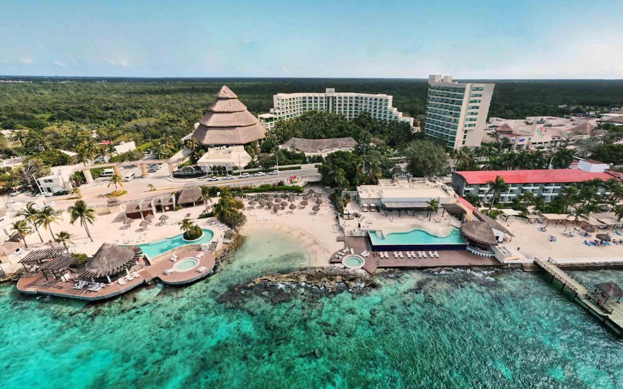 Grand Park Royal Cozumel Hotel Buitenkant foto Aerial view of the resort