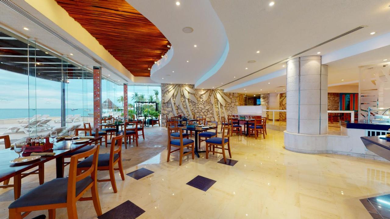 Grand Park Royal Cozumel Hotel Buitenkant foto The restaurant at the hotel