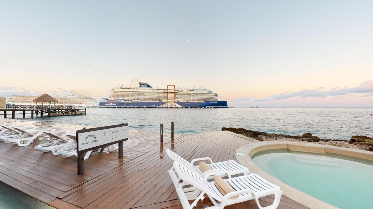 Grand Park Royal Cozumel Hotel Buitenkant foto Cruise ship at the port of Cozumel