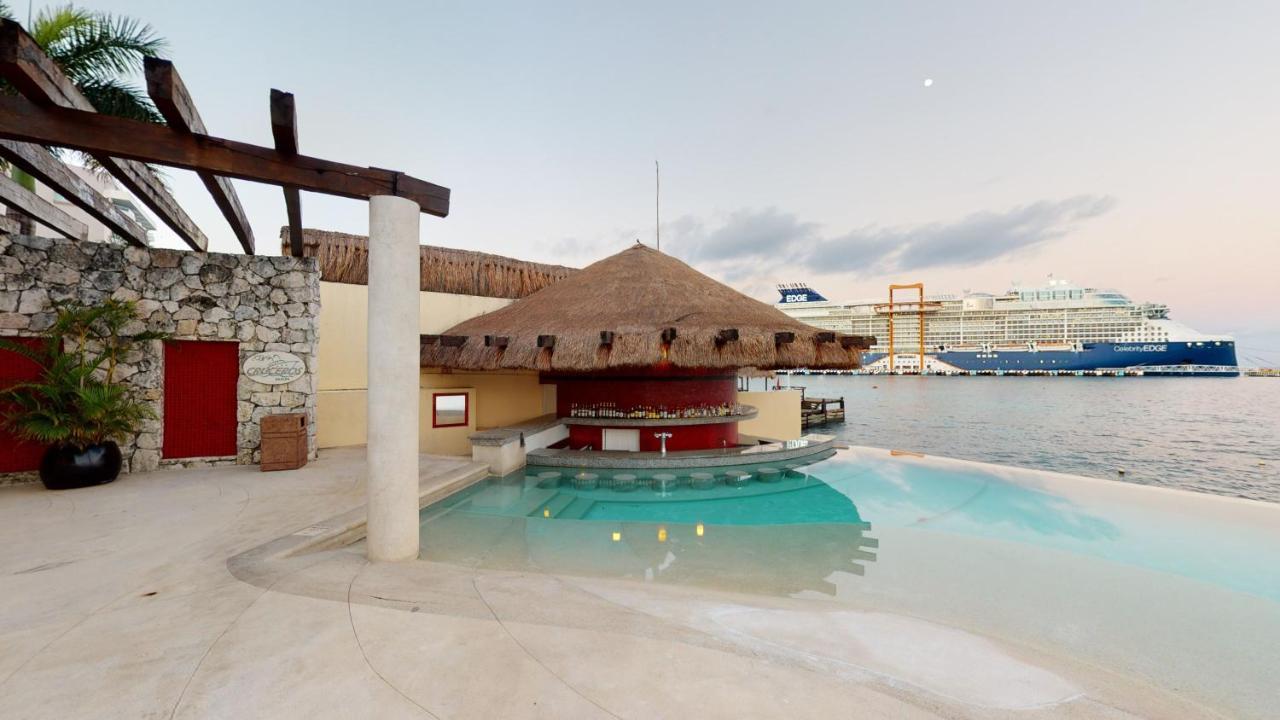 Grand Park Royal Cozumel Hotel Buitenkant foto The swim-up bar at the Grand Palladium Resort & Spa, Cancun